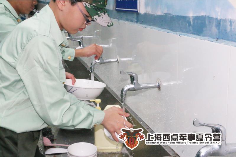 孩子们正在洗碗