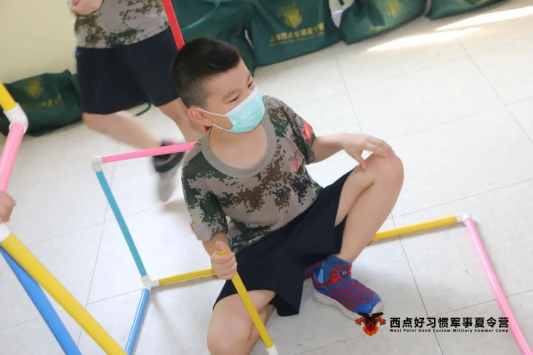 在这里，小战士们学会了独立，独立面对困难；学会了自立、自强，自己的事情自己做！军人的作息时间和优良作风，养成了良好的行为习惯！     接下来就让我们继续  邀请家长们共同见证小战士们的成长     起床号响起的那一刻，小战士们迅速起床、洗漱，集合，吃早饭、收拾桌子及洗碗筷……    吃饱后，小战士即将迎来新的一天挑战！