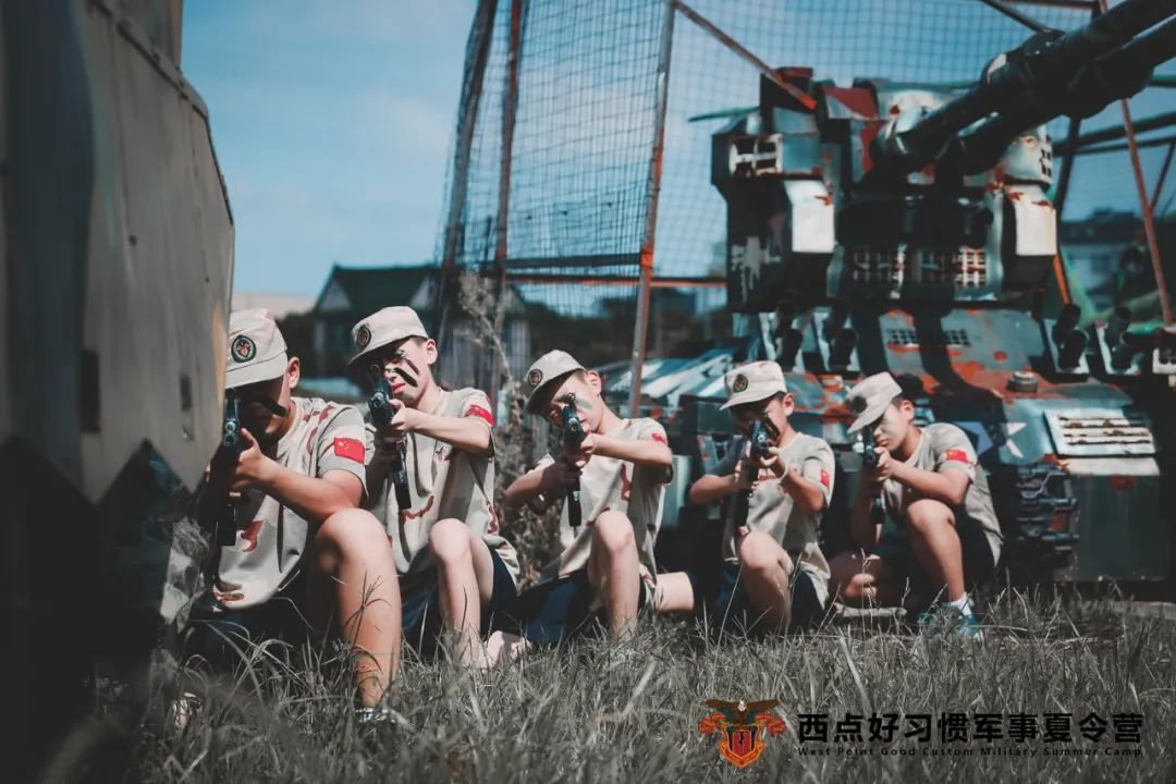 让我看看，谁还不晓得这个酷炫的亲子军旅营！